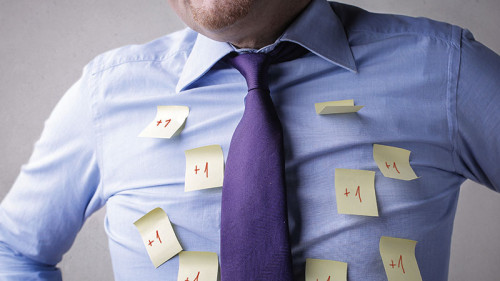 Anzugtraeger-voller-Post-its-183773266-FO-olly