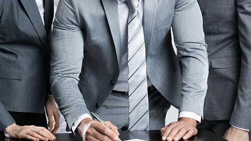 Anzugtraeger-unterschreiben-141211976-FO-yellowj