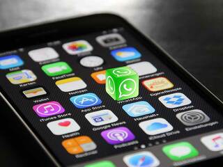 stmartphone-whatsapp-wuerfel-2037153-PB-HeikoAL