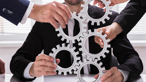 Anzugtraeger-Zahnraeder-208325943-FO-Andrey-Popov