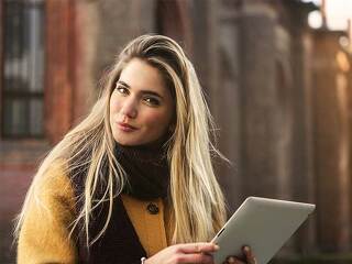 Junge-Frau-196137577-FO-olly