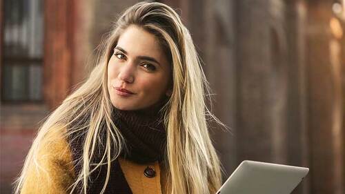 Junge-Frau-196137577-FO-olly