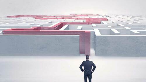 mann-weg-labyrinth-207553334-FO-ra2-studio