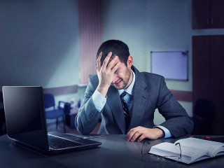 anzugtraeger-verzweifelt-am-schreibtisch-102163154-FONomad-Soul