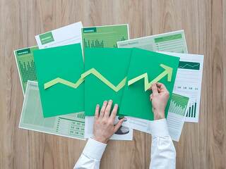 mann-pfeil-nach-oben-kursgewinn-111403374-FO-stokkete