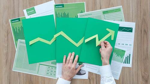 mann-pfeil-nach-oben-kursgewinn-111403374-FO-stokkete