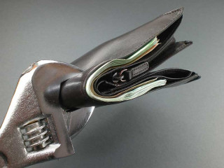 geldbeutel-in-zange-11894027-FO--photocrew