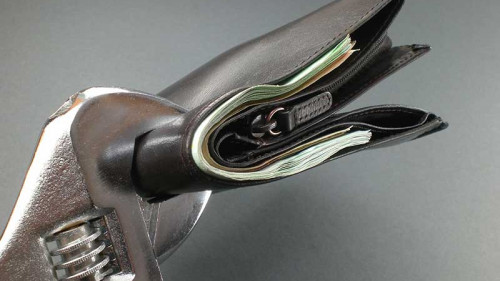 geldbeutel-in-zange-11894027-FO--photocrew