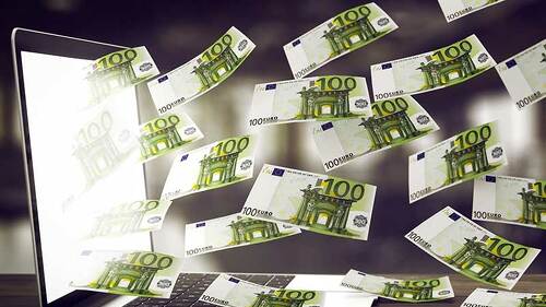 hunderter-fliegen-aus-laptop-118520754-FO-fotomek