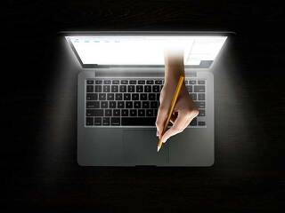 unterschrift-aus-laoptop-raus-194069495-FO-Sergey-Nivens