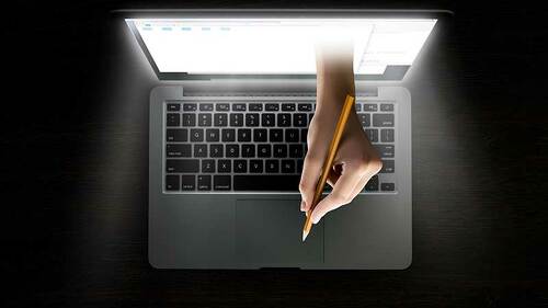 unterschrift-aus-laoptop-raus-194069495-FO-Sergey-Nivens