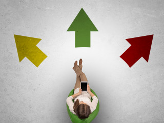 Frau-Tablet-Pfeile-210507305-FO-ra2-studio