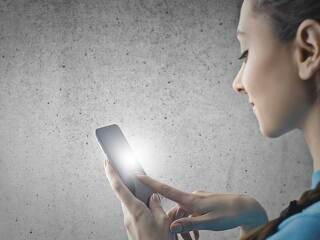 frau-jung-handy-zufrieden-125418116-FO-olly