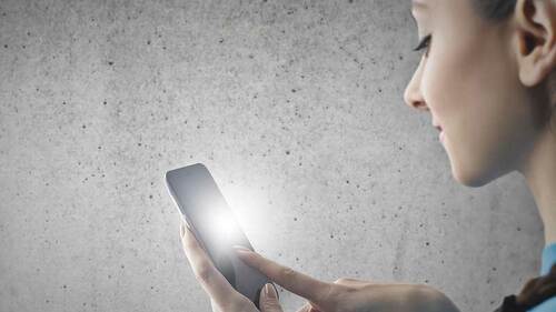 frau-jung-handy-zufrieden-125418116-FO-olly