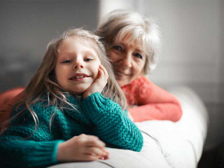 oma-und-enkelin-couch-206527093-FO-olly