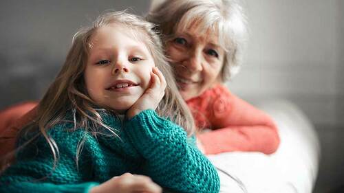 oma-und-enkelin-couch-206527093-FO-olly