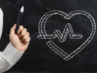 hand-tafel-herz-ekg-63495996-FO-vege