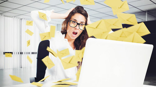 Frau-Laptop-E-Mails-116297812-FO-alphaspirit