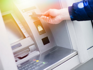 Mann-Geldautomat-135754752-FO-Addoro