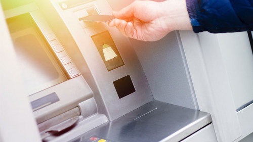 Mann-Geldautomat-135754752-FO-Addoro