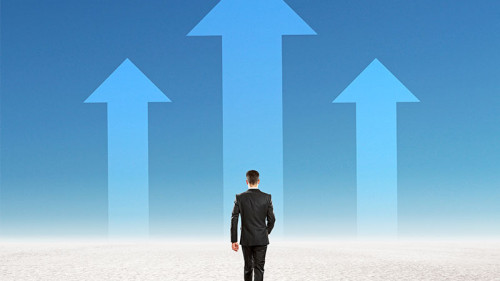 Anzugtraeger-drei-postivie-Pfeile-Nordea-213604848-FO-peshkov