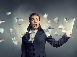 geld-fliegt-aus-laptop-112463237-FO-Sergey-Nivens