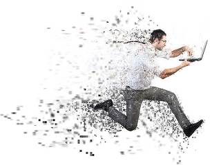 mann-rennt-laptop-daten-170366808-FO-alphaspirit