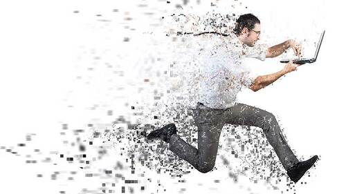 mann-rennt-laptop-daten-170366808-FO-alphaspirit