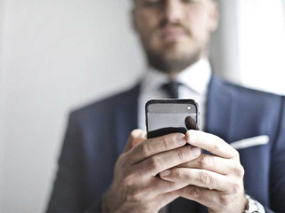 anzugtraeger-haelt-smartphone-172414489-FO-olly