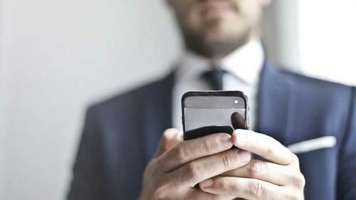 anzugtraeger-haelt-smartphone-172414489-FO-olly