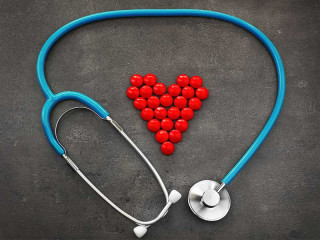 stetoskop-herz-aus-pillen-117321445-FO-Africa-Studio