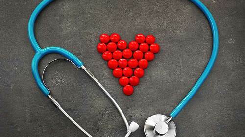 stetoskop-herz-aus-pillen-117321445-FO-Africa-Studio