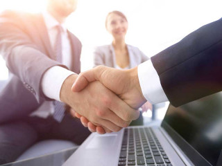 handshake-maenner-frau-laptop-193997155-FO-FotolEdhar