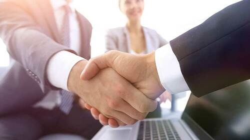 handshake-maenner-frau-laptop-193997155-FO-FotolEdhar