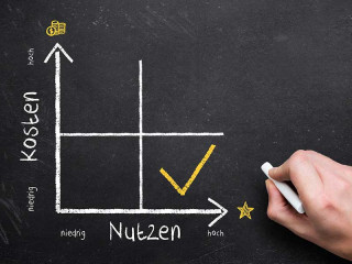 kosten-nutzen-hand-tafel-kreide-77633316-FO-fotogestoeber