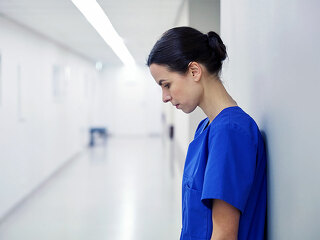 Ernste-Schwester-159462668-FO-Syda-Productions