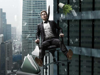 man-fliegt-aus-fenster-151462642-FO-lassedesignen