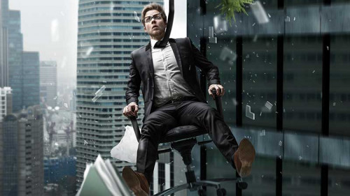 man-fliegt-aus-fenster-151462642-FO-lassedesignen