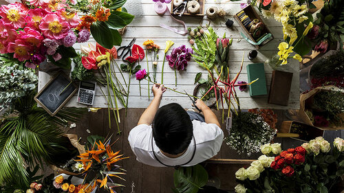 Mann-Blumenladen-163203729-FO-Rawpixel-com