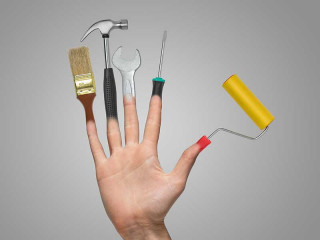 hand-mit-werkzeug-105225338-FO-gearstd