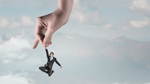 Hand-faengt-Anzugtraeger-179027883-FO-Sergey-Nivens