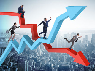 Anzugtraeger-auf-Pfeilen-193770027-FO-Elnur