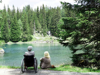 mann-rollstuhl-frau-am-see-33721976-FO-Herby-Herbert-Me