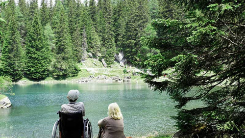 mann-rollstuhl-frau-am-see-33721976-FO-Herby-Herbert-Me