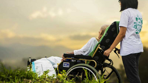 frau-rollstuhl-sonnenuntergang-pflegerin-1821429-PB-unclelkt