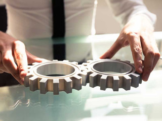 haende-zahnraeder-zusammenfuegen-211319743-FO-Andrey-Popov