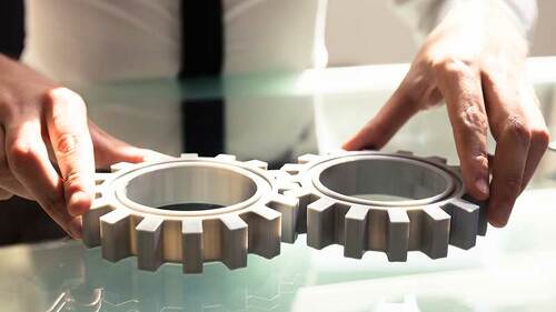haende-zahnraeder-zusammenfuegen-211319743-FO-Andrey-Popov