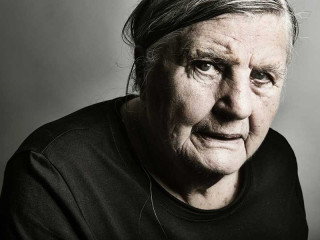 alte-traurige-frau-93778286-FO-bilderstoeckchen