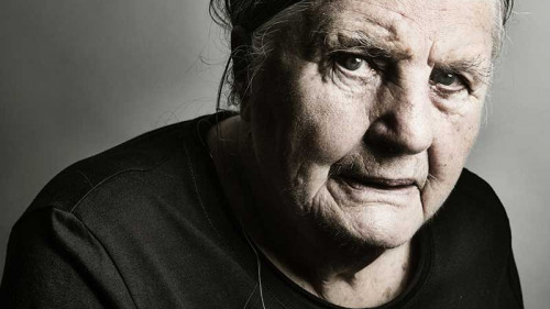 alte-traurige-frau-93778286-FO-bilderstoeckchen