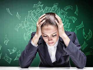 frau-verzweifelt-traenen-geld-69299111-FO-Sergey-Nivens